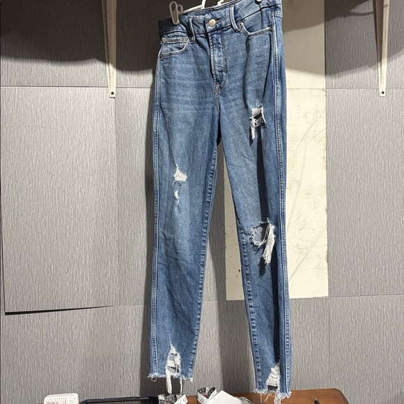 Good American Skinny
Distressed Jeans - Picture 2 of 7